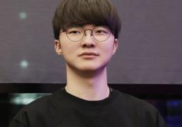 LOL比赛暂停(tíng)长达3小时，选手(shǒu)打开直播看比赛，被官方禁(jìn)赛处罚