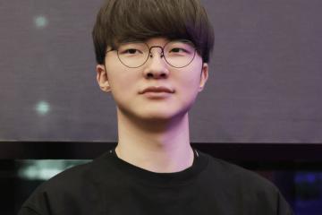 LOL比赛暂停(tíng)长达3小时，选手(shǒu)打开直播看比赛，被官方禁(jìn)赛处罚