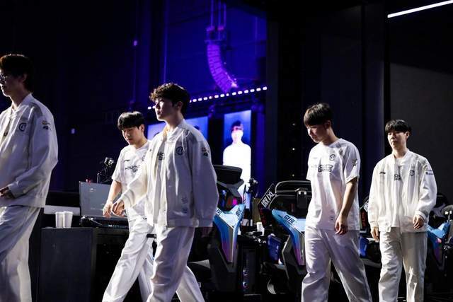 LPL登峰组激(jī)战正酣，iG迎战TES忍界大战再(zài)启，阿水直(zhí)面昔日队友！