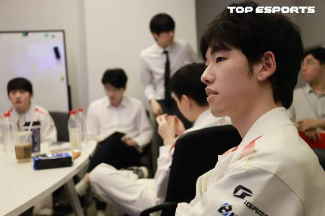 LPL登峰组激(jī)战正酣，iG迎战TES忍界大战再(zài)启，阿水直(zhí)面昔日队友！