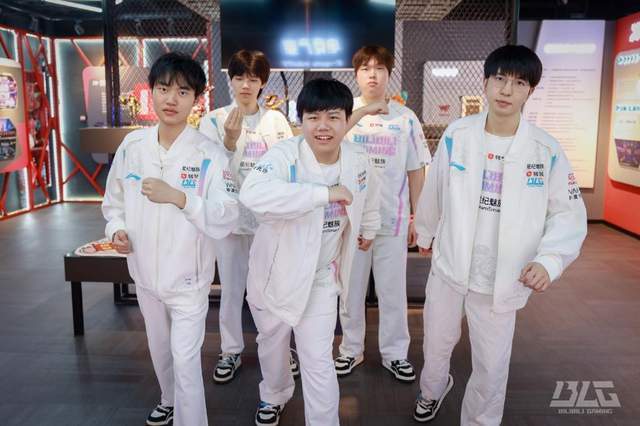 LPL登峰组激(jī)战正酣，iG迎战TES忍界大战再(zài)启，阿水直(zhí)面昔日队友！