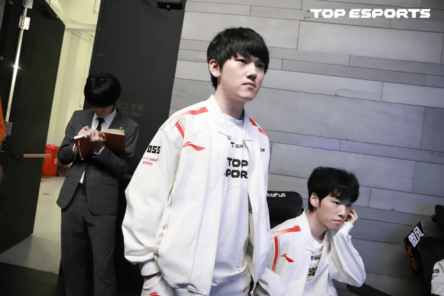 LPL登峰组激(jī)战正酣，iG迎战TES忍界大战再(zài)启，阿水直(zhí)面昔日队友！