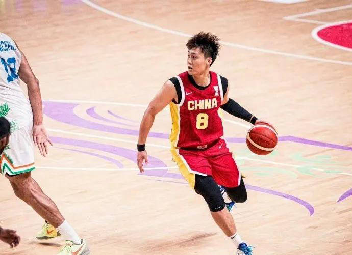 赵继伟解说亚洲杯比赛 赞赵睿在场表现