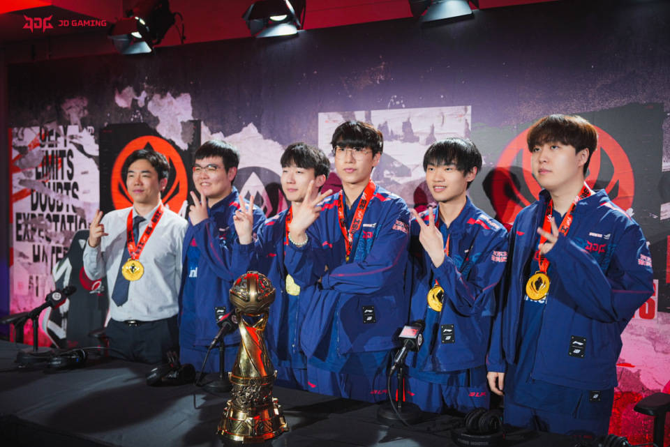 CNCS迎来了久违的冠军！CN.LOL什么时候才(cái)能重铸荣光？