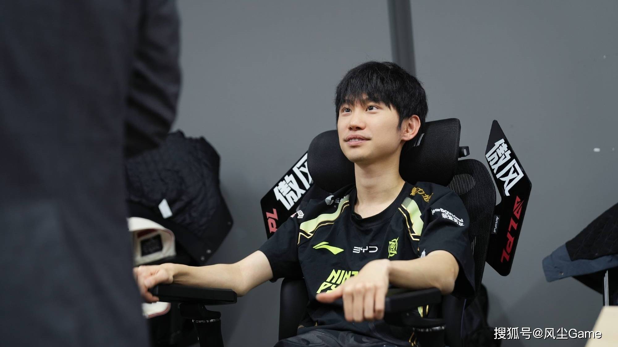 LOL換(huàn)线创始人拿下首胜!赛后采访泪洒赛场,自我点评:烂到流脓