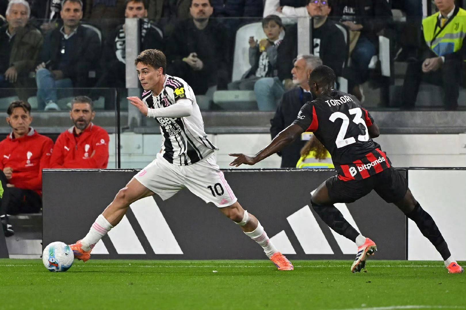 罗马+那不勒斯均上演逆(nì)转好戏，两队同分，排(pái)名包揽前二