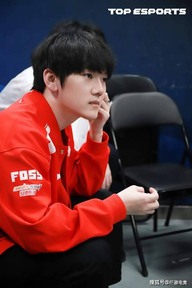 Faker出席续约仪式(shì),不小心露出60W名表!JackeyLove透露退役时间