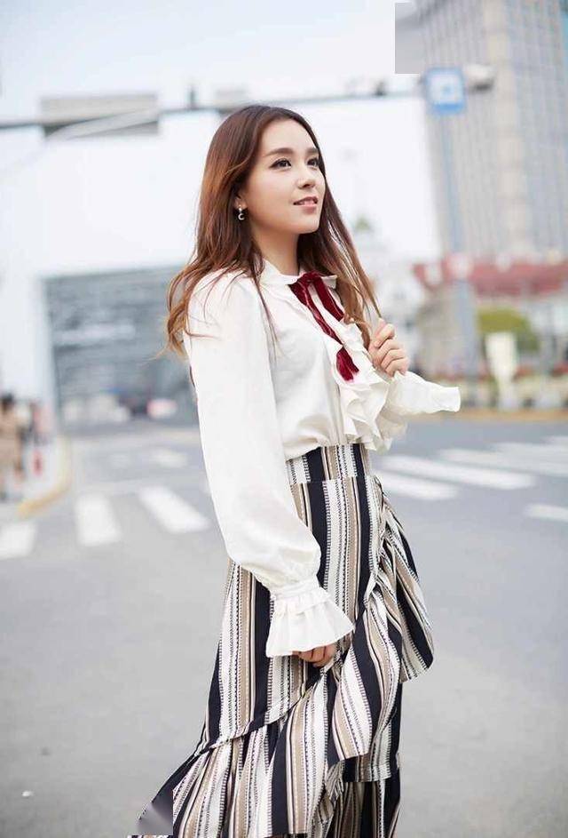 S15赛事解说Rita新(xīn)中式造型出圈 网友(yǒu)直呼塔子姐好美