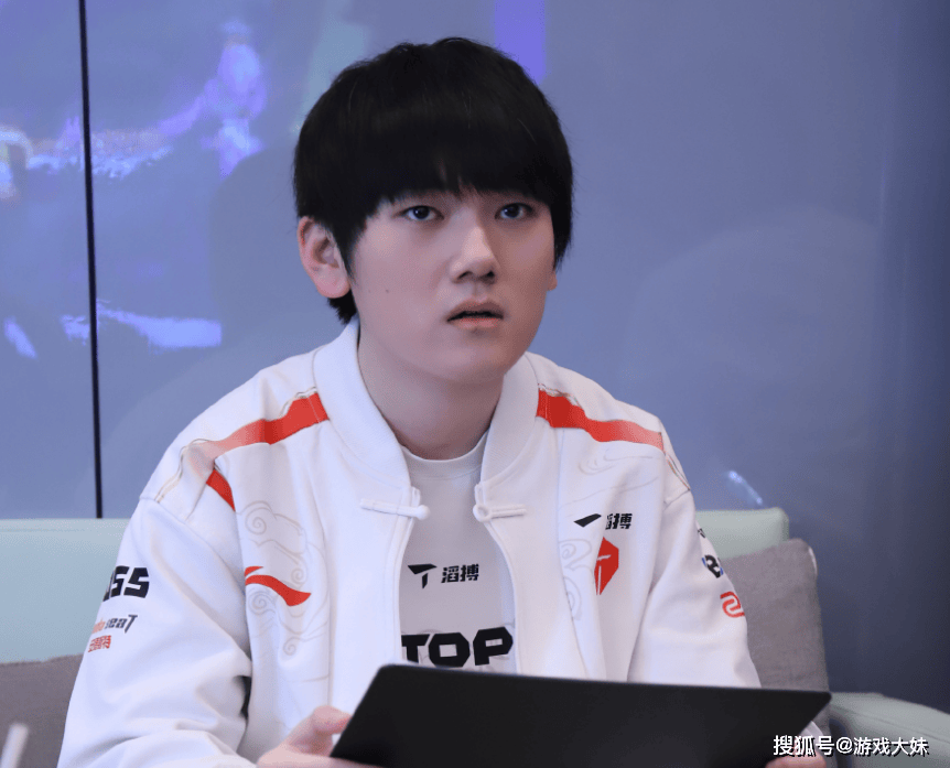 LOL皮膚(fū)投票排行，只有一款冠军皮膚(fū)进入前100，看到就能想到IG