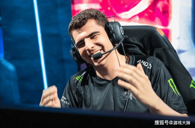 S15比赛FLY禁用(yòng)了5位女(nǚ)英雄，女(nǚ)博主公开质疑，指责他(tā)们性别歧视