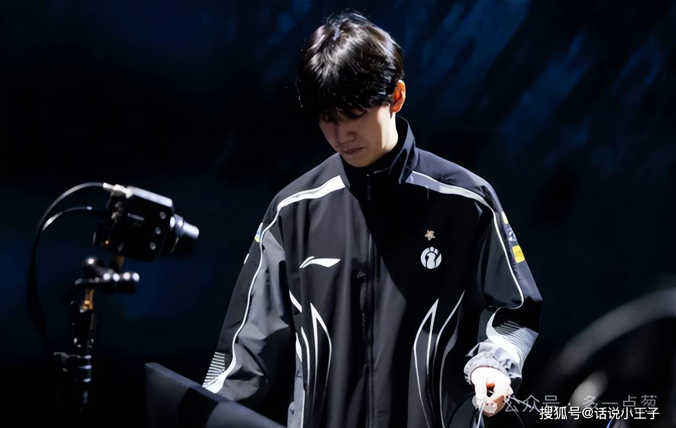 赛场充满Theshy传奇！宙斯感谢Theshy，是他給(gěi)了我很多灵感