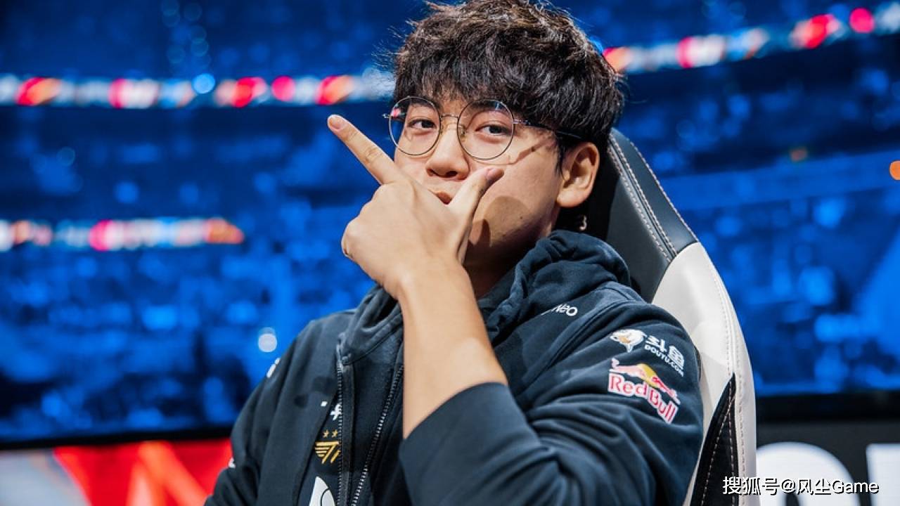 LOL历史最惨冠军AD诞生！临近世界赛被粉丝逼宫：不换人不买周边